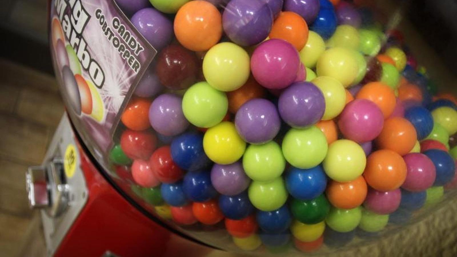 Erfurt-Handschellen-klicken-am-Kaugummiautomaten