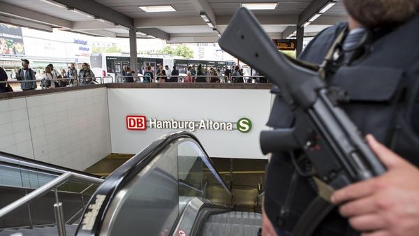 Raser fährt schwarz in der S-Bahn – gesucht mit fünf Haftbefehlen