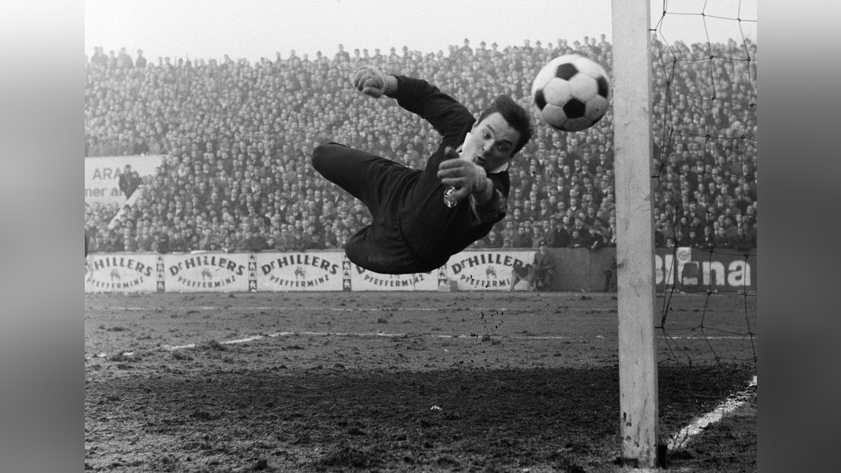 Regionalliga West, 1967/1968: Fred Bockholt besiegt mit Rot-Weiss Essen an der Hafenstraße das Team von Bayer Leverkusen mit 2:1. Regionalliga West, 1967/1968: Fred Bockholt besiegt mit Rot-Weiss Essen an der Hafenstraße das Team von Bayer Leverkusen mit 2:1.