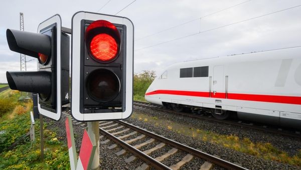 ICE zu dreckig – Bahnpersonal wirft alle Reisenden aus dem Zug