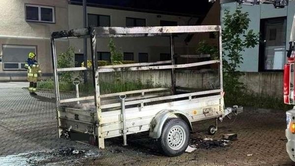 Brandstiftung in Wolfsburg? Wehr löscht brennenden Pkw-Anhänger