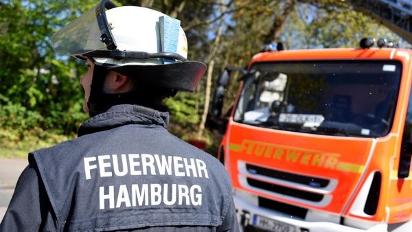 Großeinsatz auf der Veddel – Schiffsdiesel läuft in Hafen aus