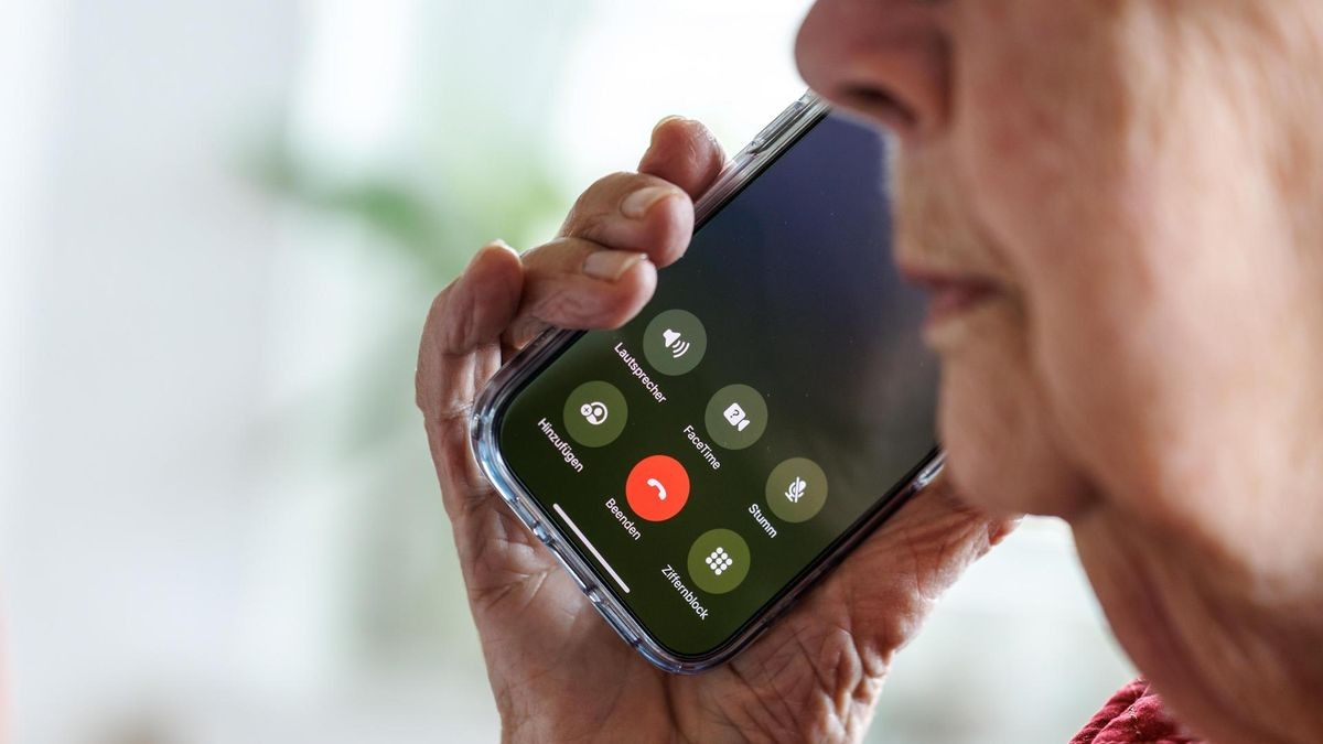 Ältere Dame telefoniert