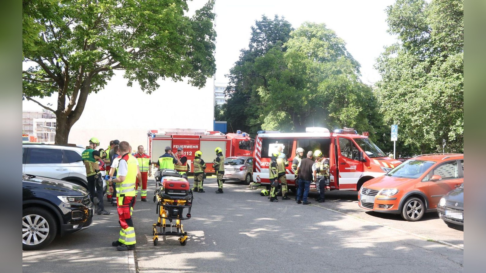 Brand im obersten Stock eines Elfgeschossers: Großeinsatz für ...