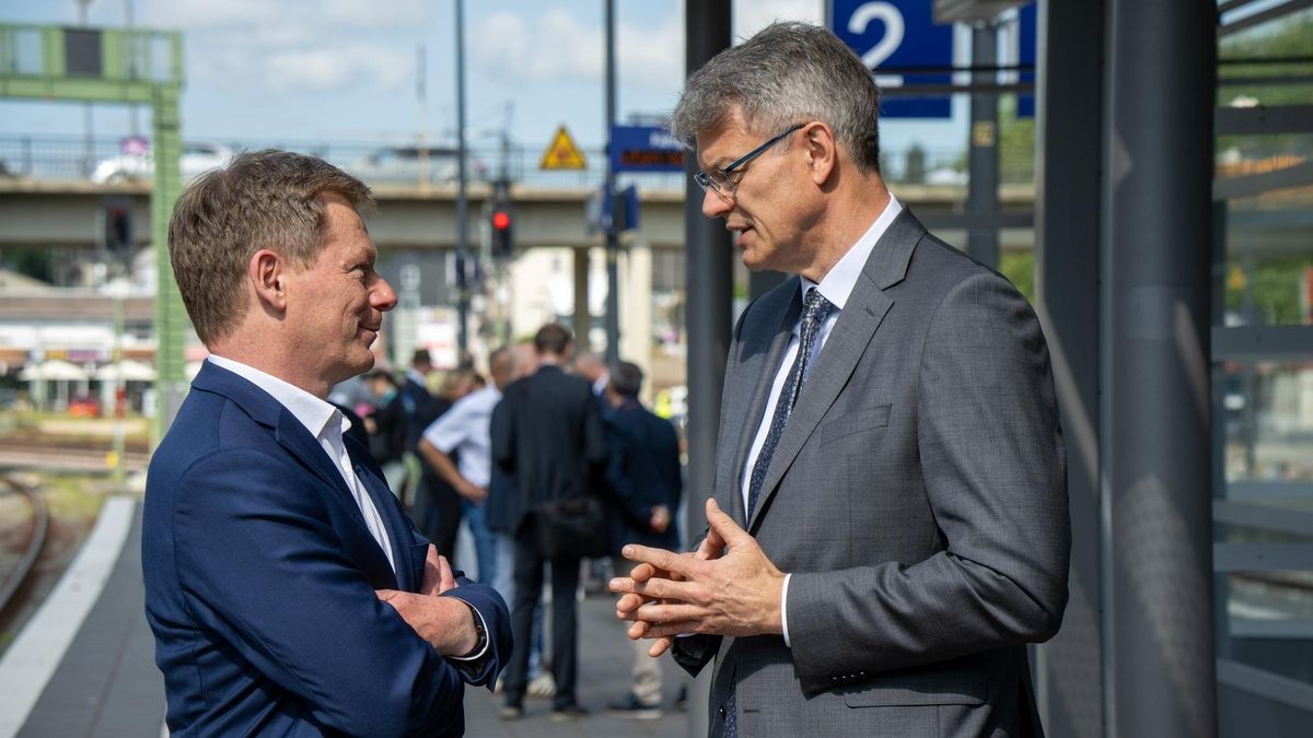 16.06.2025, Rheinland-Pfalz, Gerolstein: Bundesverkehrsminister Patrick Schnieder (r, CDU) und der Vorstandsvorsitzende der Deutschen Bahn, Richard Lutz, unterhalten sich beim Pressetermin der Deutschen Bahn (DB) zum Wiederaufbau der Eifelstrecke. Erstmals seit der Flutkatastrophe in der Eifel 2021 können ab Mitte Juni 2025 wieder Züge durchgehend von Gerolstein nach Köln fahren. (zu dpa: «Neustart nach der Katastrophe - Eifelstrecke in Betrieb») Foto: Harald Tittel/dpa +++ dpa-Bildfunk +++