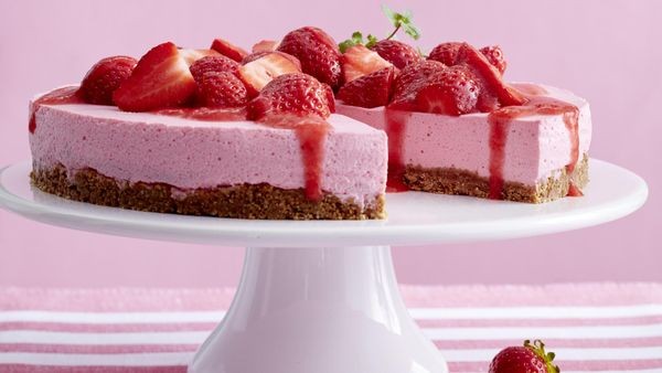 Leichter Erdbeer-Skyr-Kuchen ohne Backen