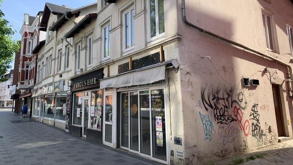 Mann schießt in eine Gruppe vor einer Bar in Lohbrügge