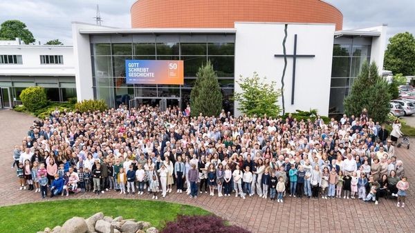 „Gott schreibt Geschichte“: Wolfsburger Gemeinde feiert 50-Jähriges