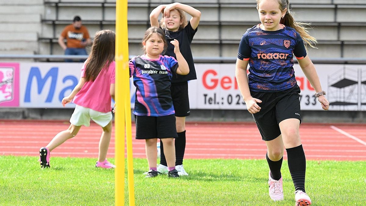Mia (8, rechts im Bild) kann sich eine Karriere als Fußballspielerin gut vorstellen. Beim Training am Kirchenberg kommt sie voll auf ihre Kosten. M. Kleinrensing WP Hagen