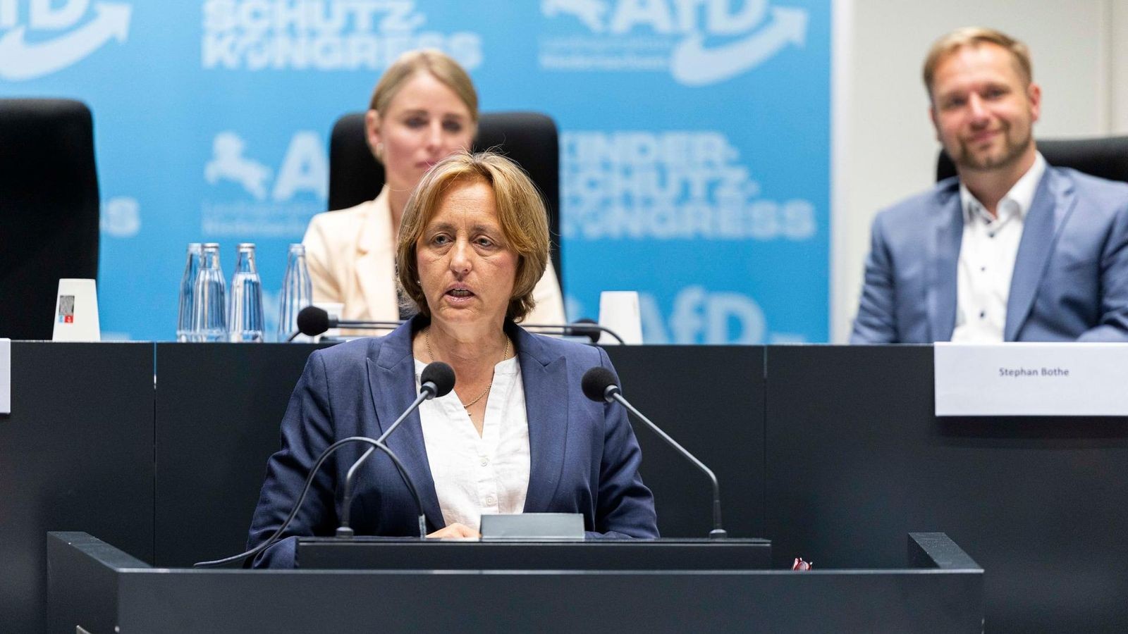 AfD-Von-Storch-gegen-Regenbogenfahne-im-ffentlichen-Raum