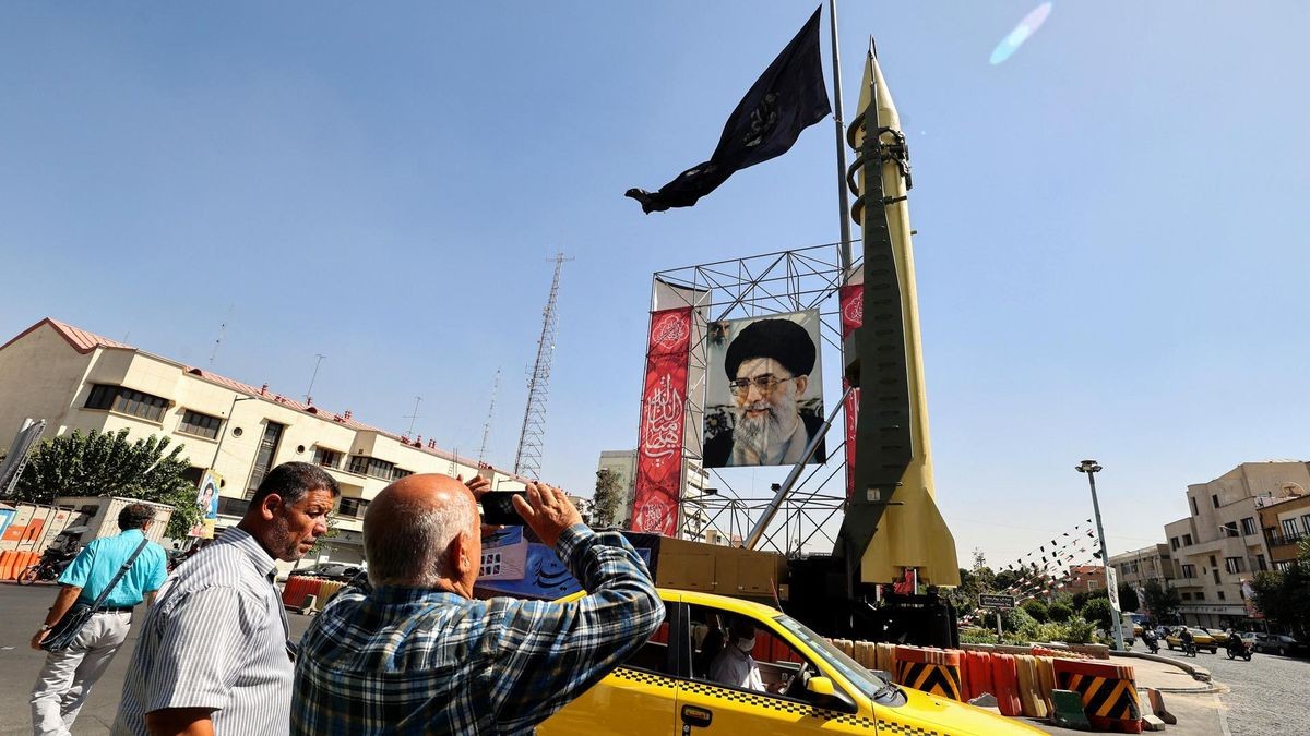 Eine Shahab-3-Rakete steht neben einem Porträt des iranischen Führers Ayatollah Ali Chamenei.