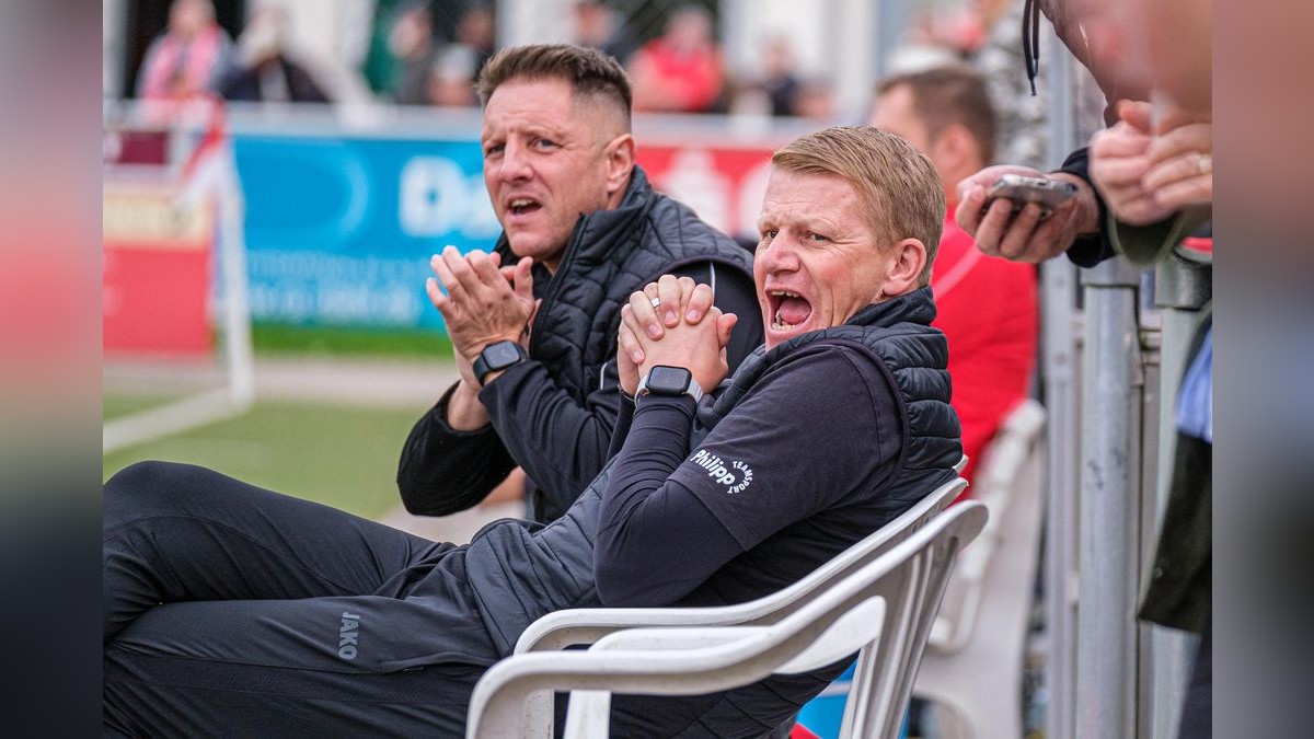 Arbeiten auch beim VfB Bottrop Hand in Hand: Sascha Wisniowski (l.) übernimmt an der Seite von Marco Hoffmann das Co-Trainer-Amt des Landesligisten. Fußball, Bezirksliga in Bottrop