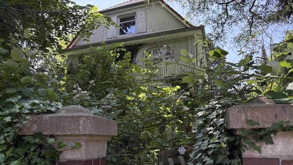 Seit Jahren unbewohnt: Einstige Villa verkommt zum Lost Place