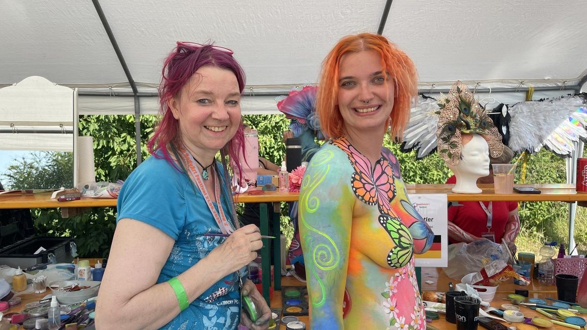 Künstlerin Claudia Schlegel aus Peine ließ mit Model Laura Gorbe den Frühling neu erblühen.