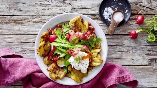 Smashed Potatoes mit pochiertem Ei und Zuckerschotensalat