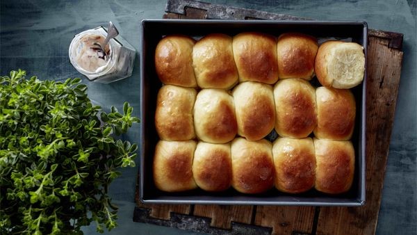 Fluffige Hawaiian Buns mit Ananasglasur