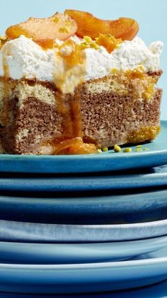 Ein Stück Aprikosen-Marmorkuchen auf Tellern angerichtet