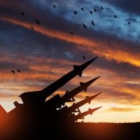 Die Raketen zielen am Sonnenuntergang an den Himmel. Atombombe, chemische Waffen, Raketenabwehr.