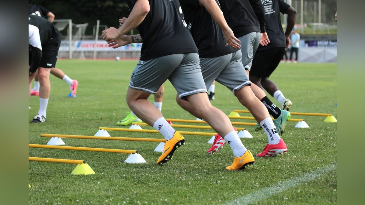 Der VfB Bottrop ist am Dienstag in die Vorbereitung auf die neue Landesligasaison gestartet. Trainingsauftakt VfB Bottrop im Jahnstadion in Bottrop