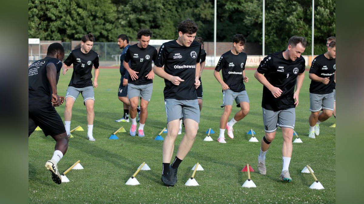 Der VfB Bottrop ist am Dienstag in die Vorbereitung auf die neue Landesligasaison gestartet. Trainingsauftakt VfB Bottrop im Jahnstadion in Bottrop