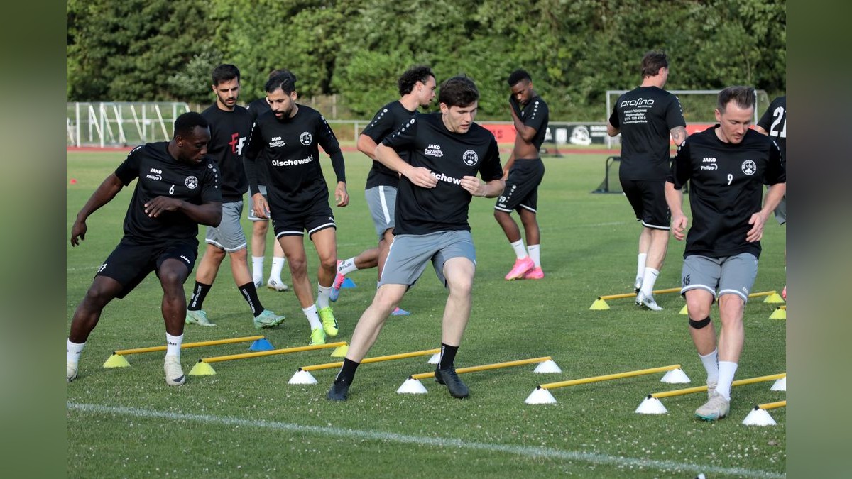 Der VfB Bottrop ist am Dienstag in die Vorbereitung auf die neue Landesligasaison gestartet. Trainingsauftakt VfB Bottrop im Jahnstadion in Bottrop