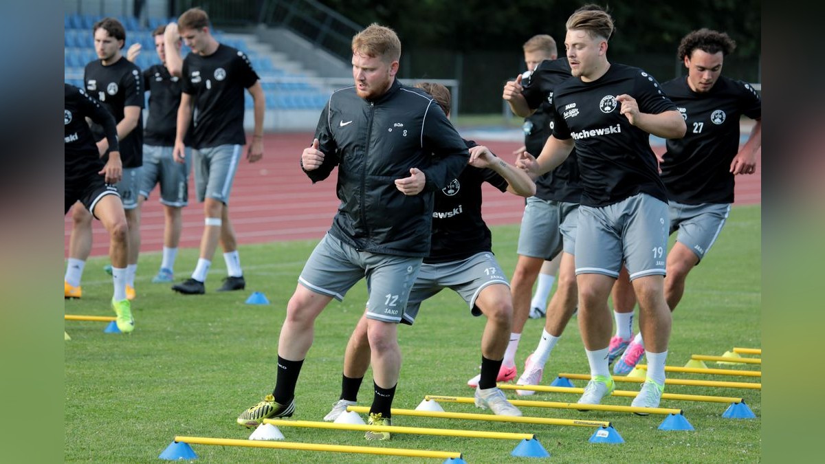 Der VfB Bottrop ist am Dienstag in die Vorbereitung auf die neue Landesligasaison gestartet. Trainingsauftakt VfB Bottrop im Jahnstadion in Bottrop