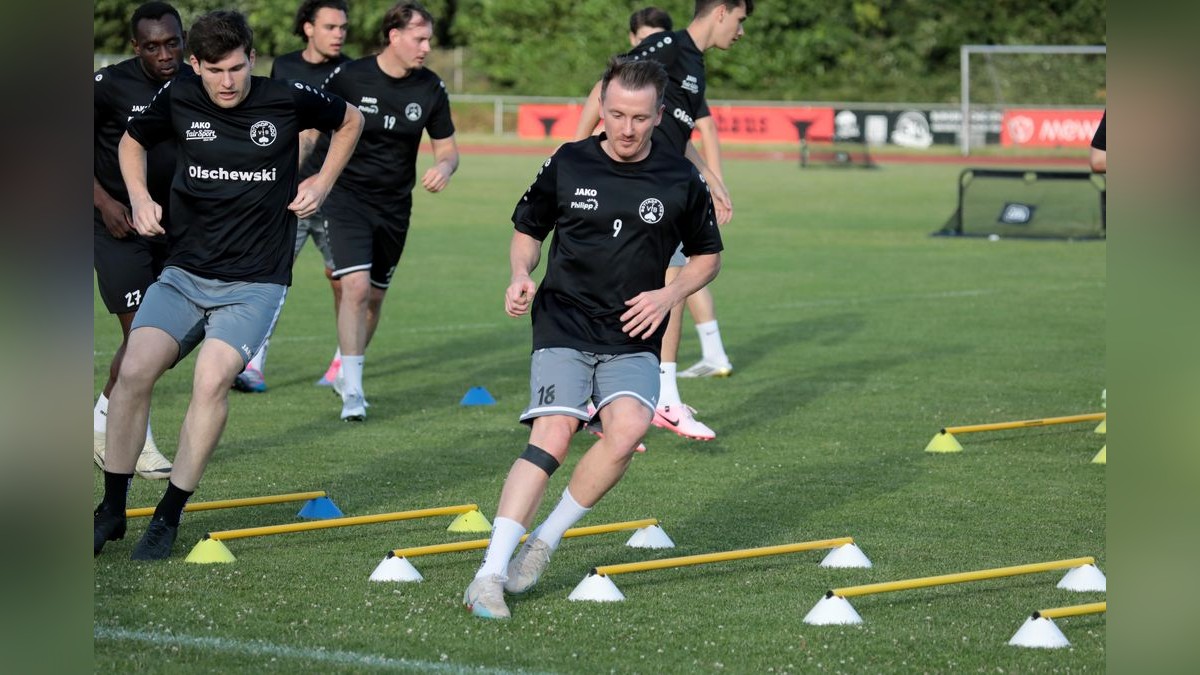 Der VfB Bottrop ist am Dienstag in die Vorbereitung auf die neue Landesligasaison gestartet. Trainingsauftakt VfB Bottrop im Jahnstadion in Bottrop
