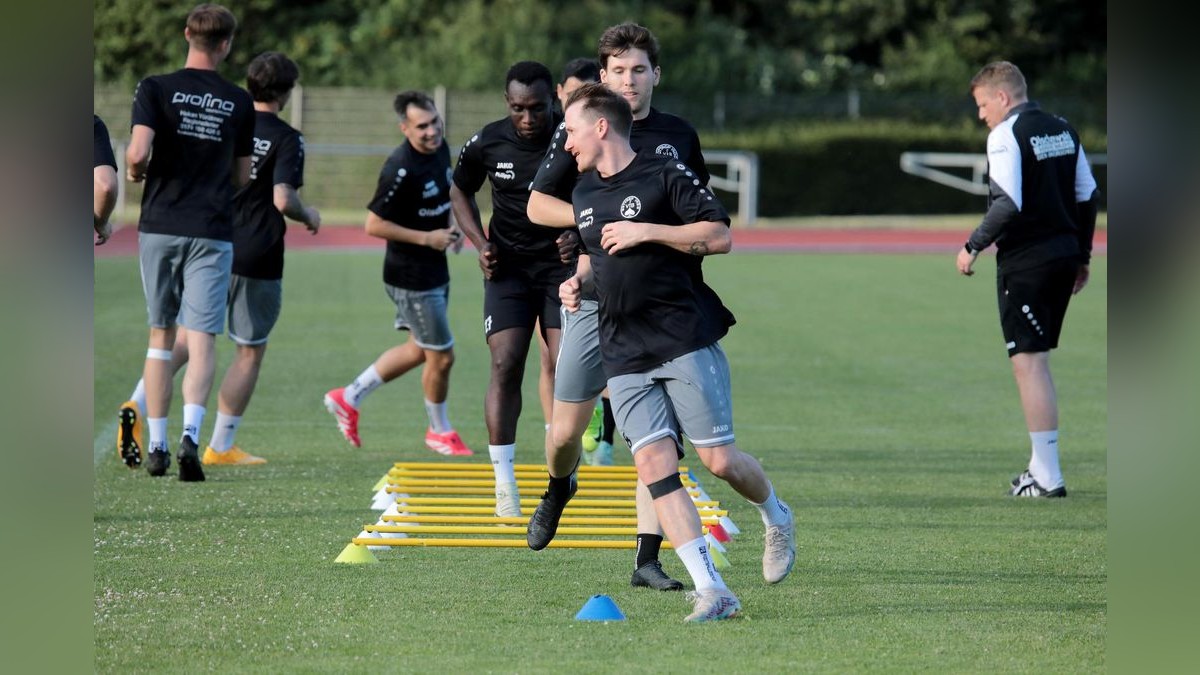 Der VfB Bottrop ist am Dienstag in die Vorbereitung auf die neue Landesligasaison gestartet. Trainingsauftakt VfB Bottrop im Jahnstadion in Bottrop