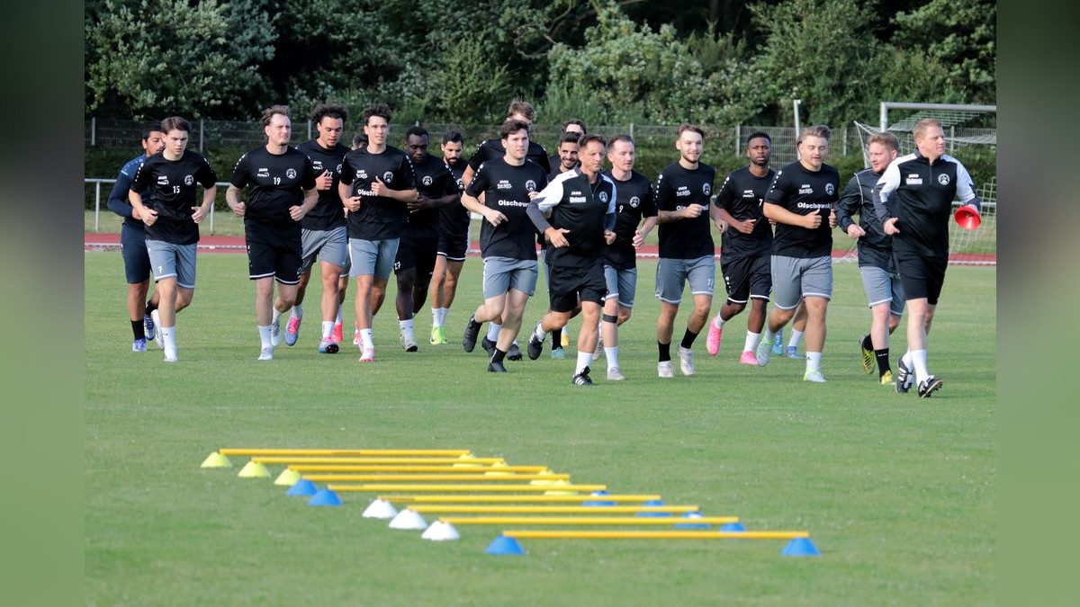 Der VfB Bottrop ist am Dienstag in die Vorbereitung auf die neue Landesligasaison gestartet. Trainingsauftakt VfB Bottrop im Jahnstadion in Bottrop