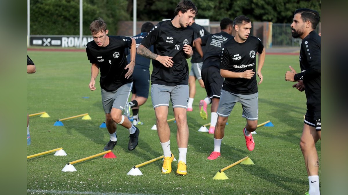Der VfB Bottrop ist am Dienstag in die Vorbereitung auf die neue Landesligasaison gestartet. Trainingsauftakt VfB Bottrop im Jahnstadion in Bottrop