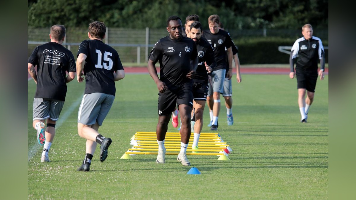 Der VfB Bottrop ist am Dienstag in die Vorbereitung auf die neue Landesligasaison gestartet. Trainingsauftakt VfB Bottrop im Jahnstadion in Bottrop