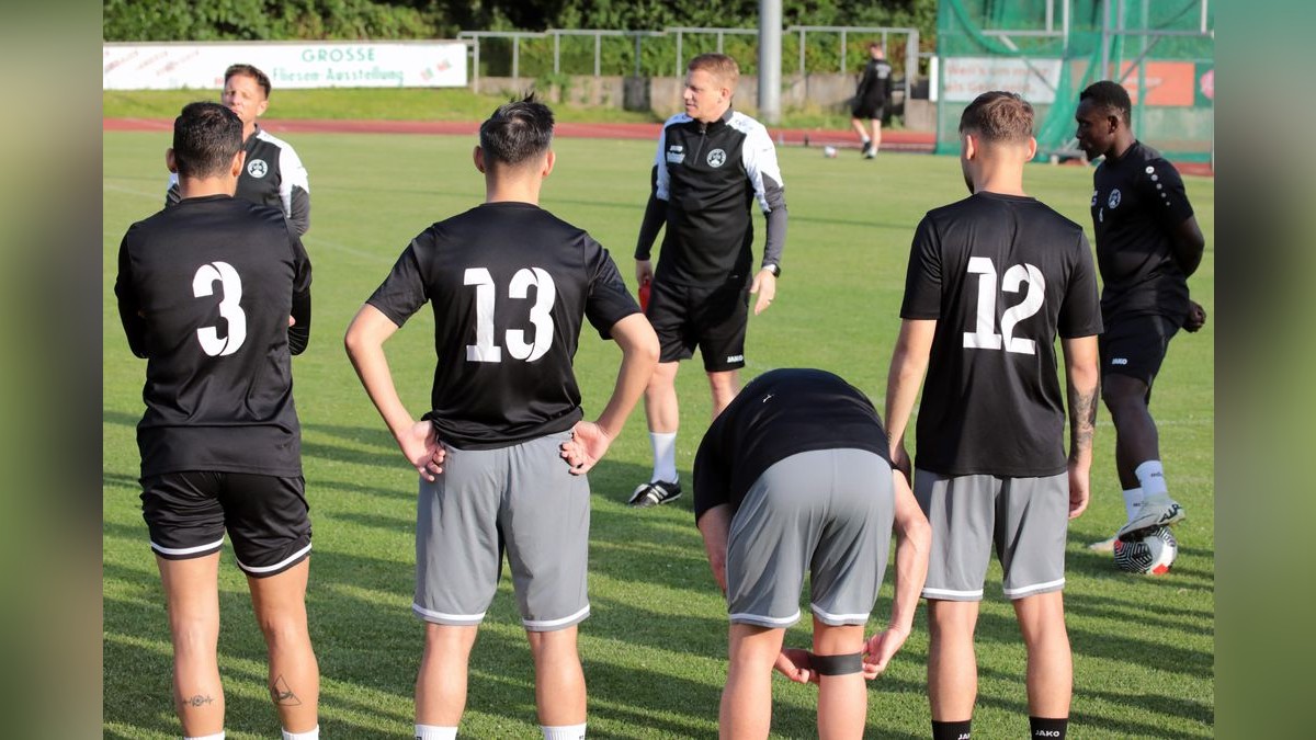 Der VfB Bottrop ist am Dienstag in die Vorbereitung auf die neue Landesligasaison gestartet. Trainingsauftakt VfB Bottrop im Jahnstadion in Bottrop