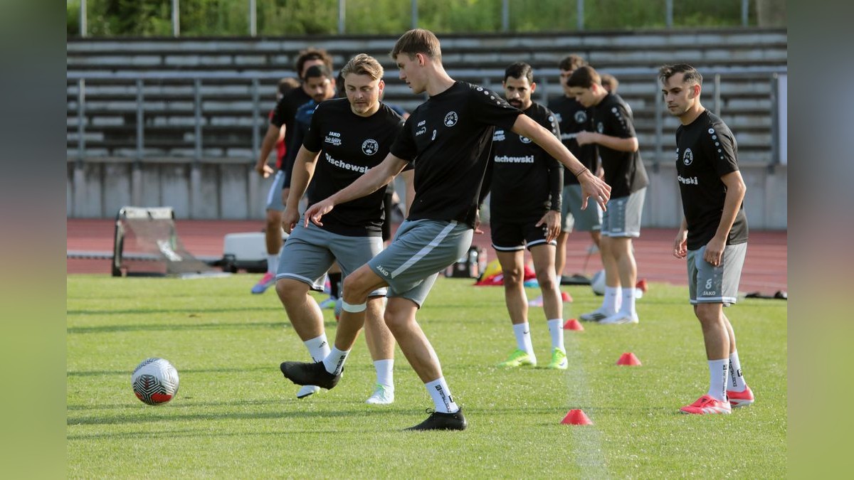 Der VfB Bottrop ist am Dienstag in die Vorbereitung auf die neue Landesligasaison gestartet. Trainingsauftakt VfB Bottrop im Jahnstadion in Bottrop