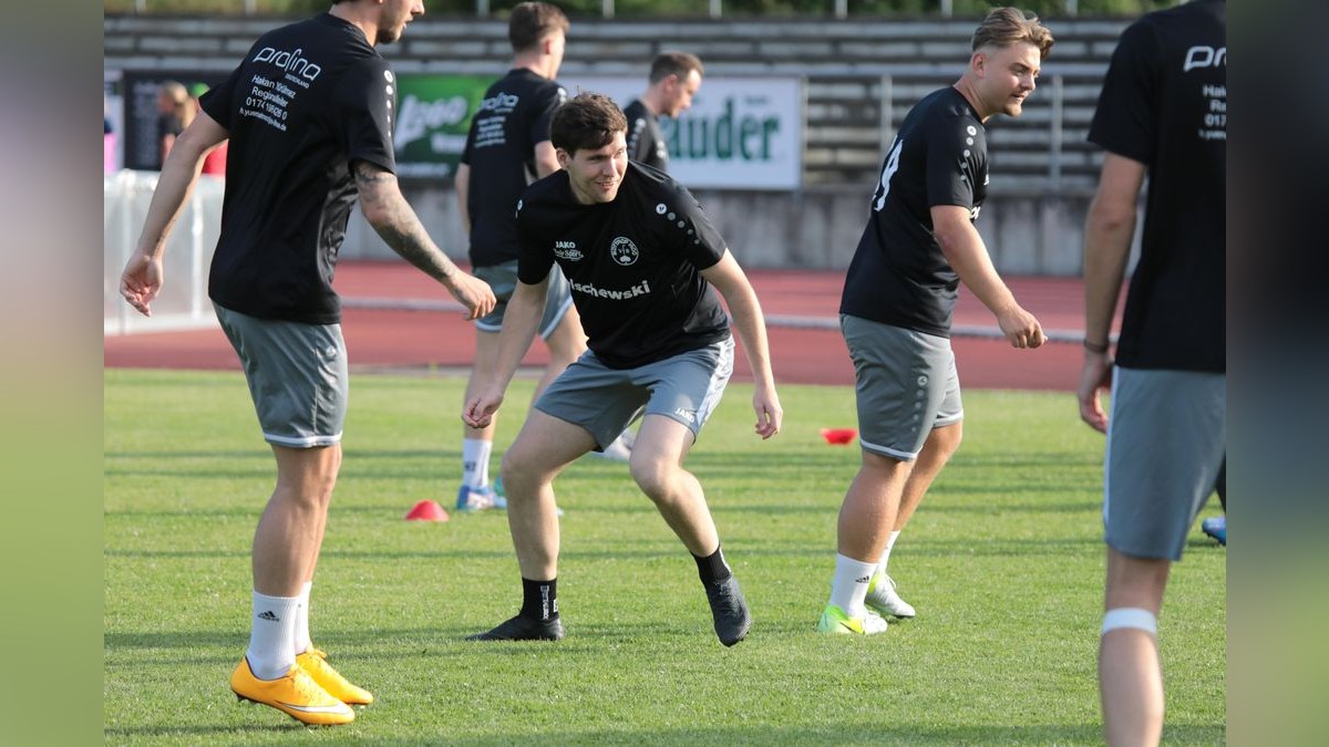 Der VfB Bottrop ist am Dienstag in die Vorbereitung auf die neue Landesligasaison gestartet. Trainingsauftakt VfB Bottrop im Jahnstadion in Bottrop