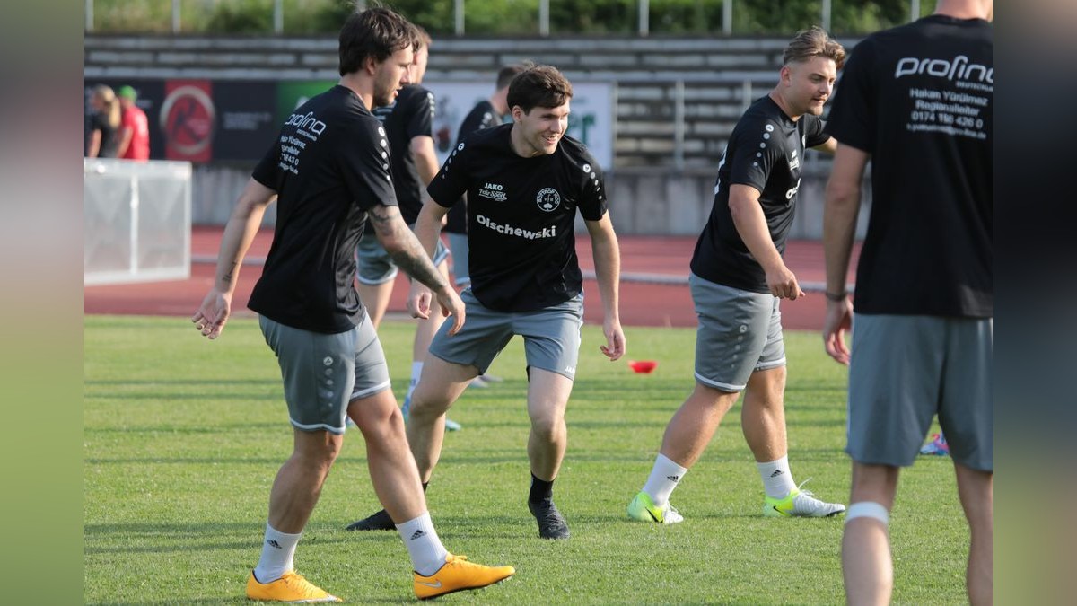 Der VfB Bottrop ist am Dienstag in die Vorbereitung auf die neue Landesligasaison gestartet. Trainingsauftakt VfB Bottrop im Jahnstadion in Bottrop