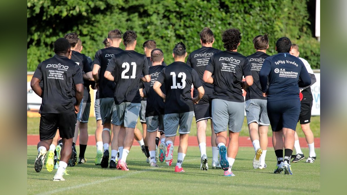 Der VfB Bottrop ist am Dienstag in die Vorbereitung auf die neue Landesligasaison gestartet. Trainingsauftakt VfB Bottrop im Jahnstadion in Bottrop