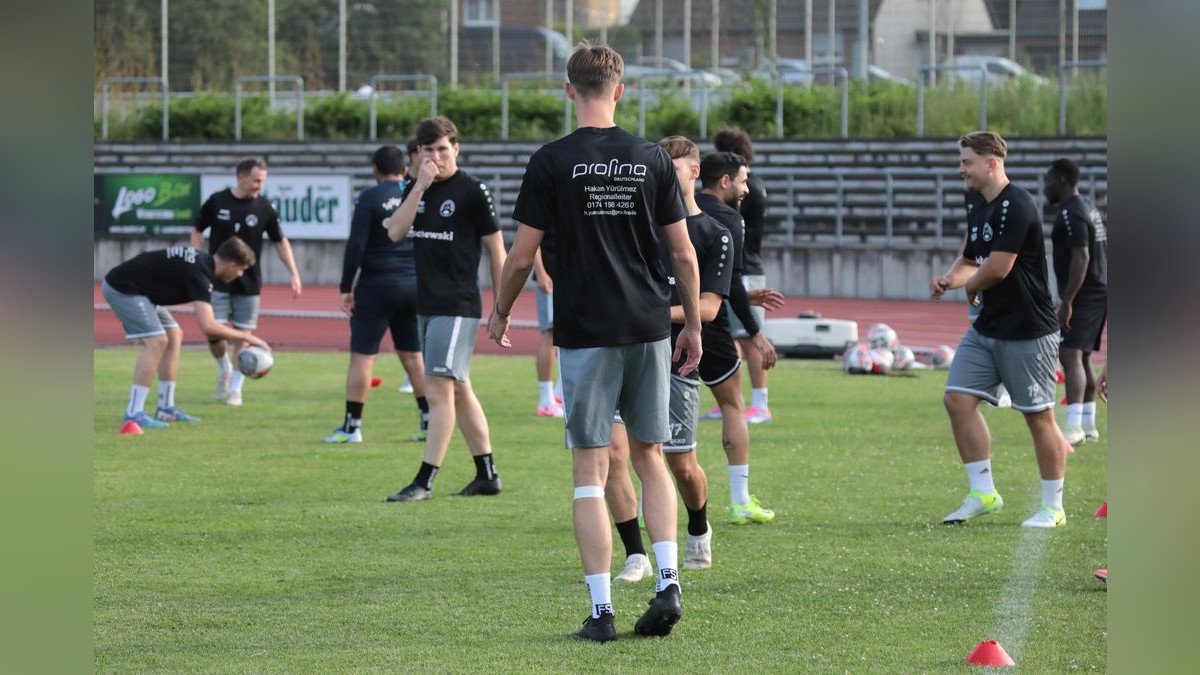 Der VfB Bottrop ist am Dienstag in die Vorbereitung auf die neue Landesligasaison gestartet. Trainingsauftakt VfB Bottrop im Jahnstadion in Bottrop