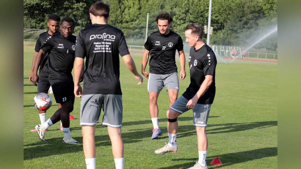 Der VfB Bottrop ist am Dienstag in die Vorbereitung auf die neue Landesligasaison gestartet. Trainingsauftakt VfB Bottrop im Jahnstadion in Bottrop