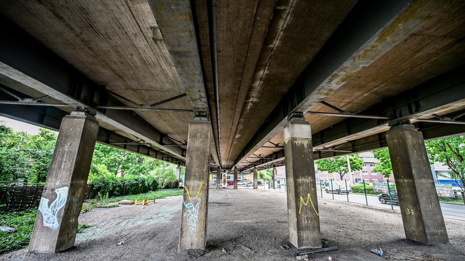 Marode-Autobahnbr-cke-40-Meter-Bauteil-weltweit-einzigartig