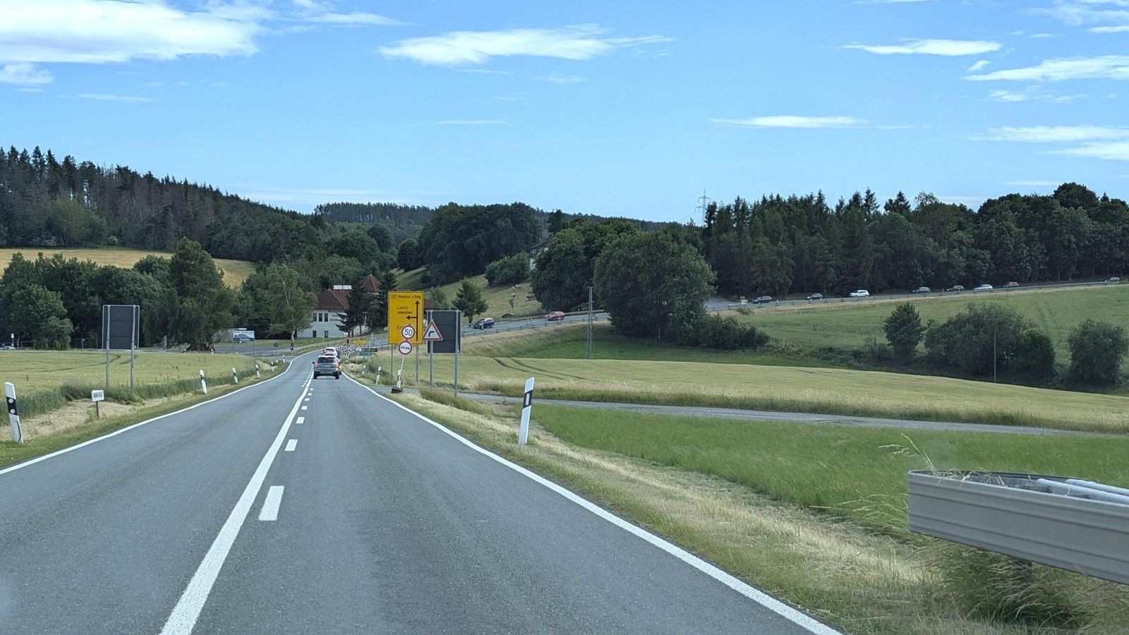 Sechs-Fahrzeuge-beteiligt-Massenkarambolage-auf-der-B-281-bei-Saalfeld