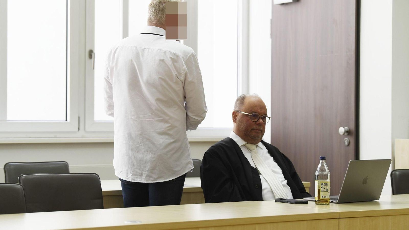 Mann missbraucht Mädchen im Raum Altenburg und im Saale-Holzland-Kreis