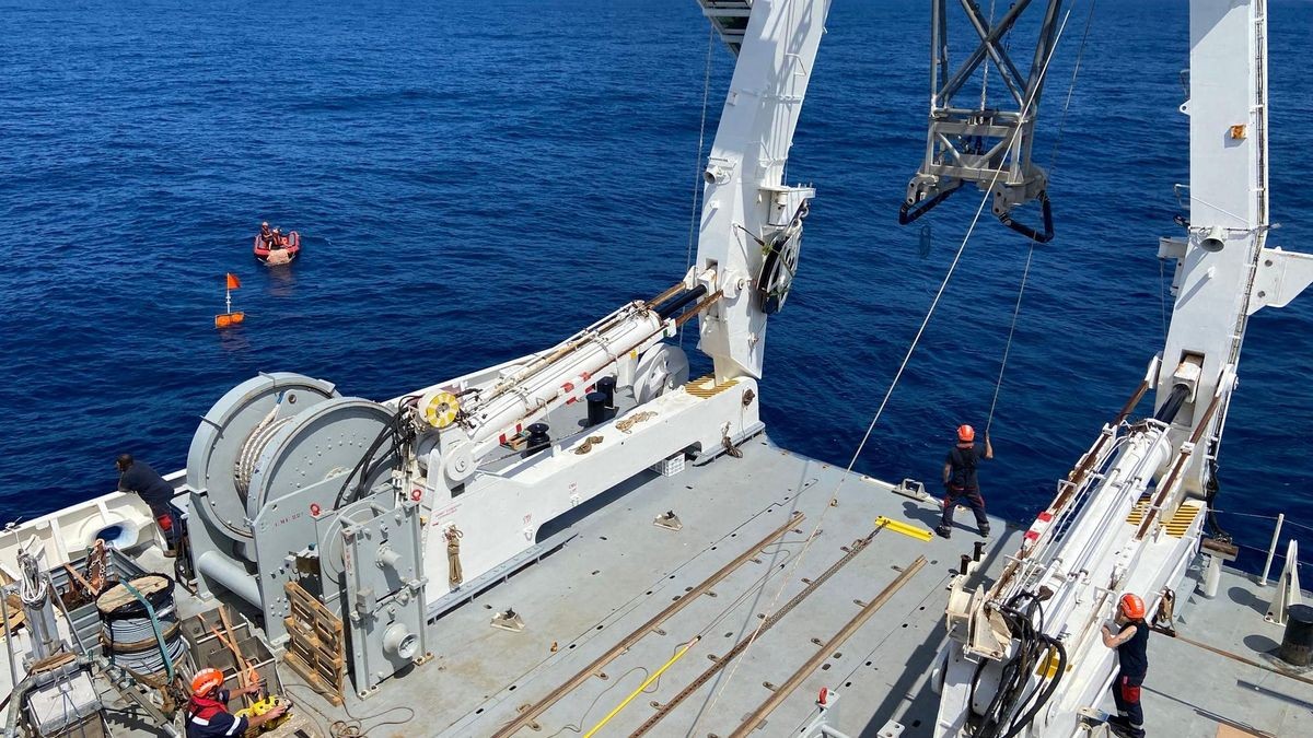 Das internationale Forschungsteam war Mitte Juni vom westfranzösischen Brest aus mit ihrem Schiff „L'Atalante” zu ihrem Suchareal im Westeuropäischen Becken des Atlantiks aufgebrochen.