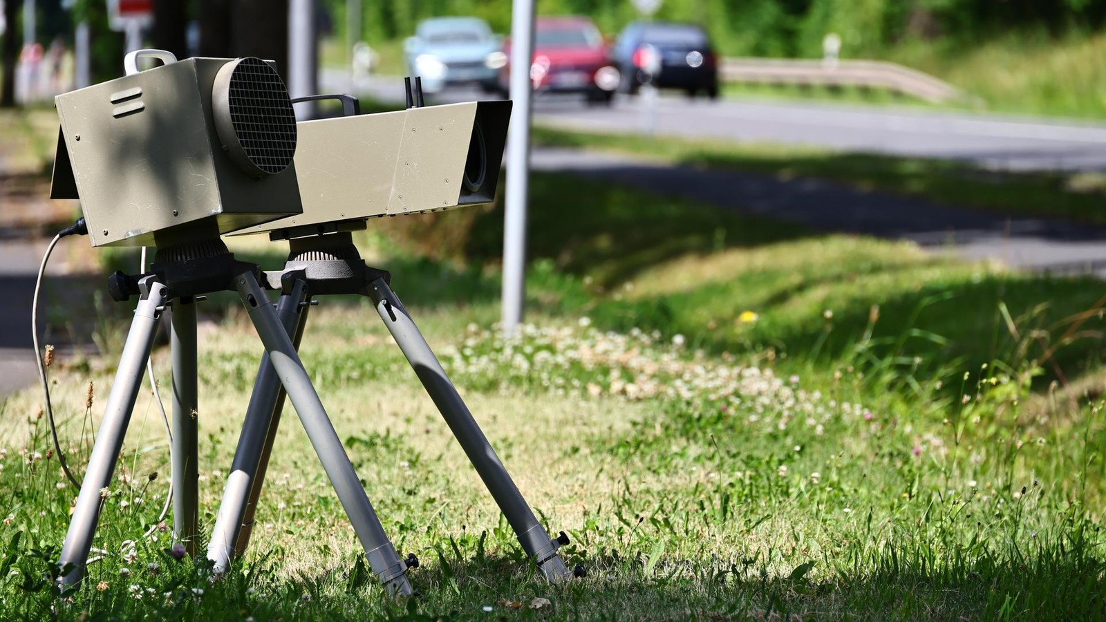 Mit-100-Sachen-ber-die-Dorfstra-e-Polizei-auf-Raserjagd-im-Weimarer-Land