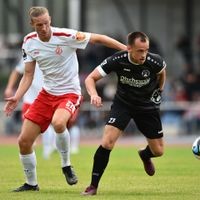 Eine Szene aus dem letzten Testspiel zwischen dem VfB Bottrop und Rot-Weiss Essen: Gianluca Buhlmann (r.) im Zweikampf mit Vinko Sapina. Eine Szene aus dem letzten Testspiel zwischen dem VfB Bottrop und Rot-Weiss Essen: Gianluca Buhlmann (r.) im Zweikampf mit Vinko Sapina.