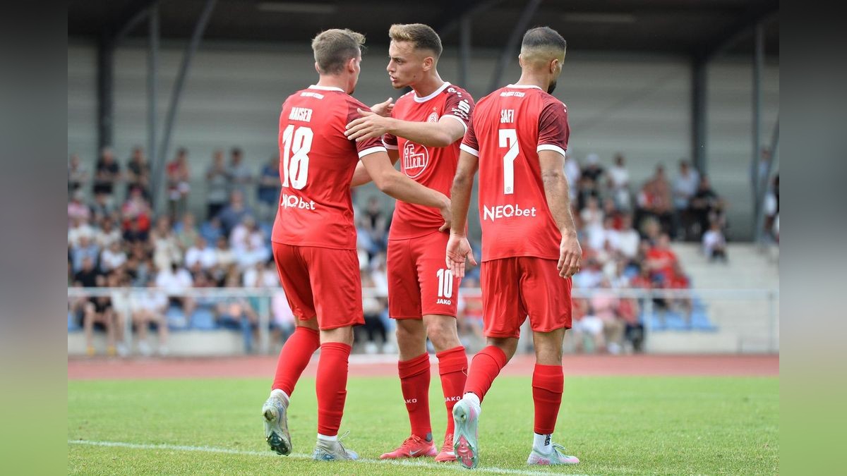 Der VfB Bottrop musste sich Rot-Weiss Essen im Testspiel mit 0:10 geschlagen geben. 2500 Zuschauer verfolgten das Spiel, das zu Ehren des 125-jährigen Bestehens des Bottroper Klubs ausgetragen wurde. VfB Bottrop - Rot-Weiss Essen