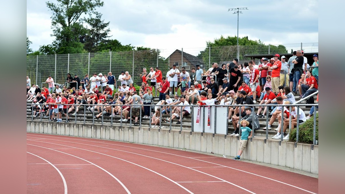 Über 2500 Zuschauer verfolgen das Testspiel zwischen dem VfB Botrop und RW Essen. VfB Bottrop - Rot-Weiss Essen