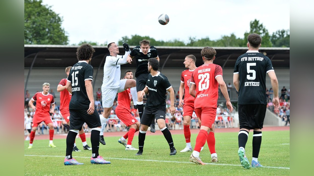 Bottrops Torhüter Joel Frenzel hat alle Hände voll zu tun. VfB Bottrop - Rot-Weiss Essen