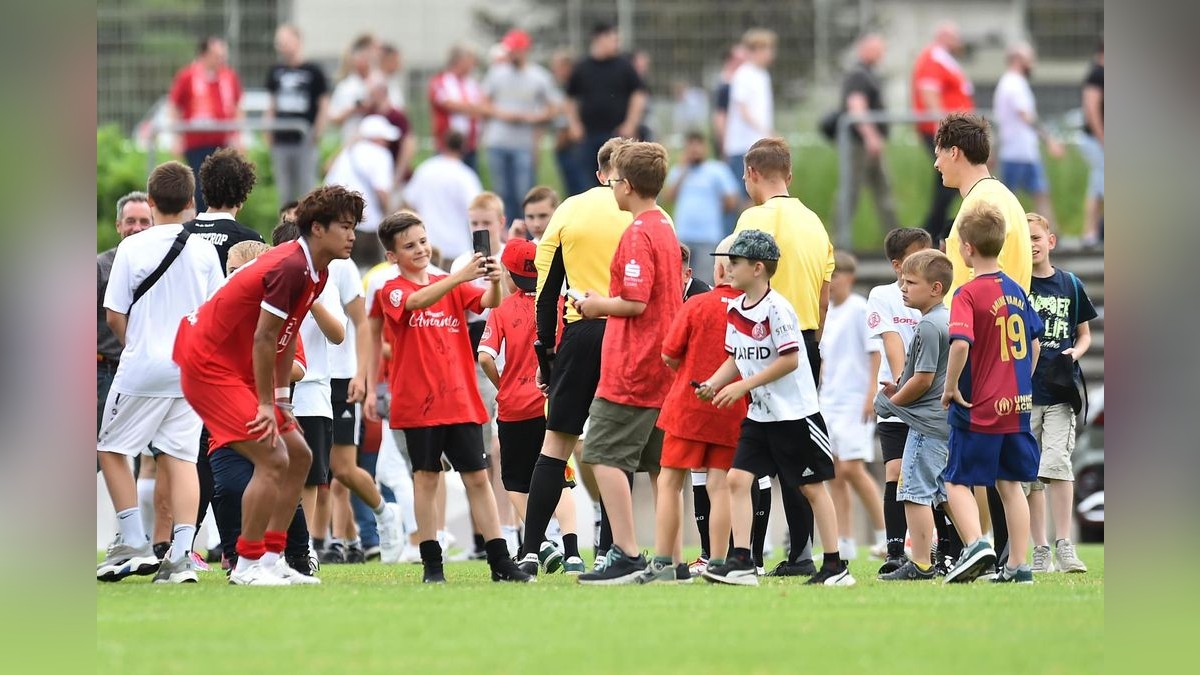Der VfB Bottrop musste sich Rot-Weiss Essen im Testspiel mit 0:10 geschlagen geben. 2500 Zuschauer verfolgten das Spiel, das zu Ehren des 125-jährigen Bestehens des Bottroper Klubs ausgetragen wurde. VfB Bottrop - Rot-Weiss Essen