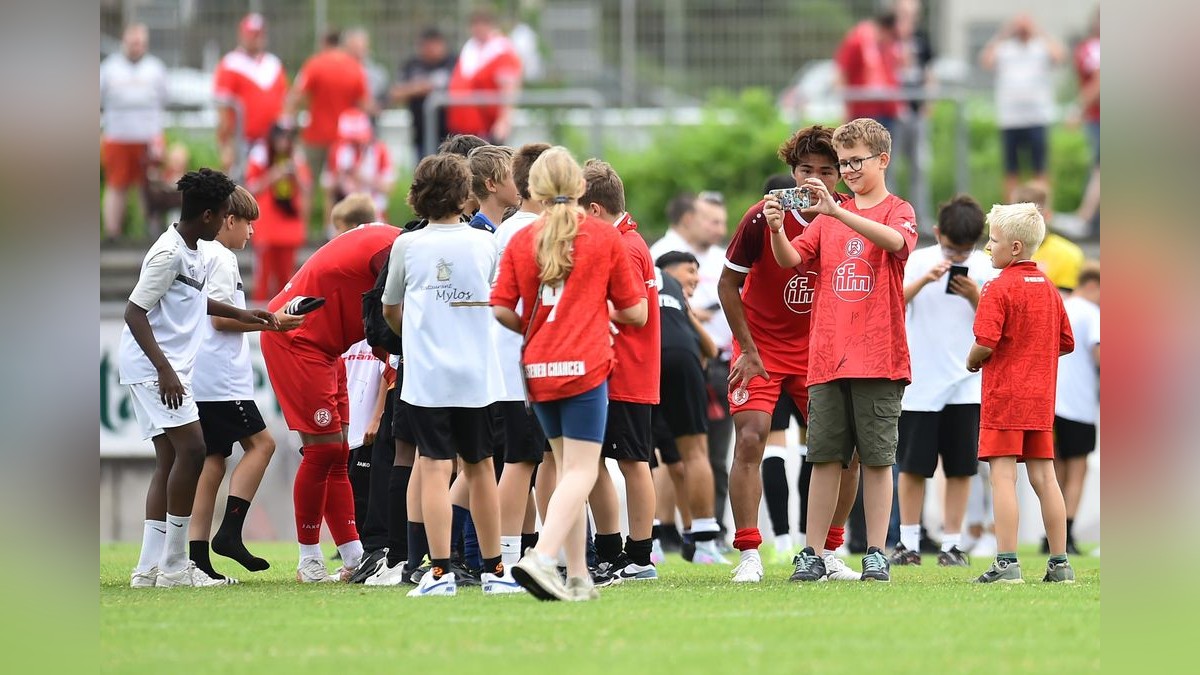 Der VfB Bottrop musste sich Rot-Weiss Essen im Testspiel mit 0:10 geschlagen geben. 2500 Zuschauer verfolgten das Spiel, das zu Ehren des 125-jährigen Bestehens des Bottroper Klubs ausgetragen wurde. VfB Bottrop - Rot-Weiss Essen
