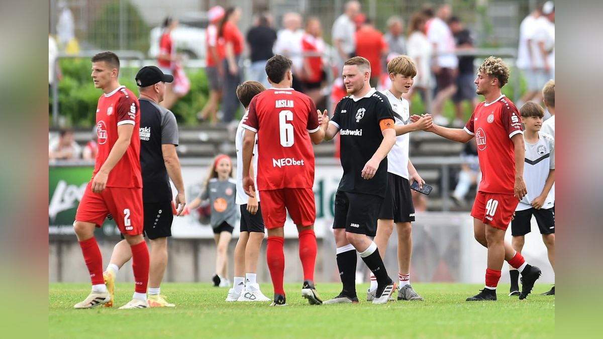 Der VfB Bottrop musste sich Rot-Weiss Essen im Testspiel mit 0:10 geschlagen geben. 2500 Zuschauer verfolgten das Spiel, das zu Ehren des 125-jährigen Bestehens des Bottroper Klubs ausgetragen wurde. VfB Bottrop - Rot-Weiss Essen
